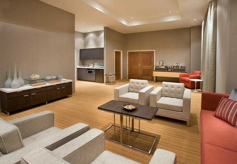 Courtyard By Marriott Calgary Airport Hotel Exterior photo