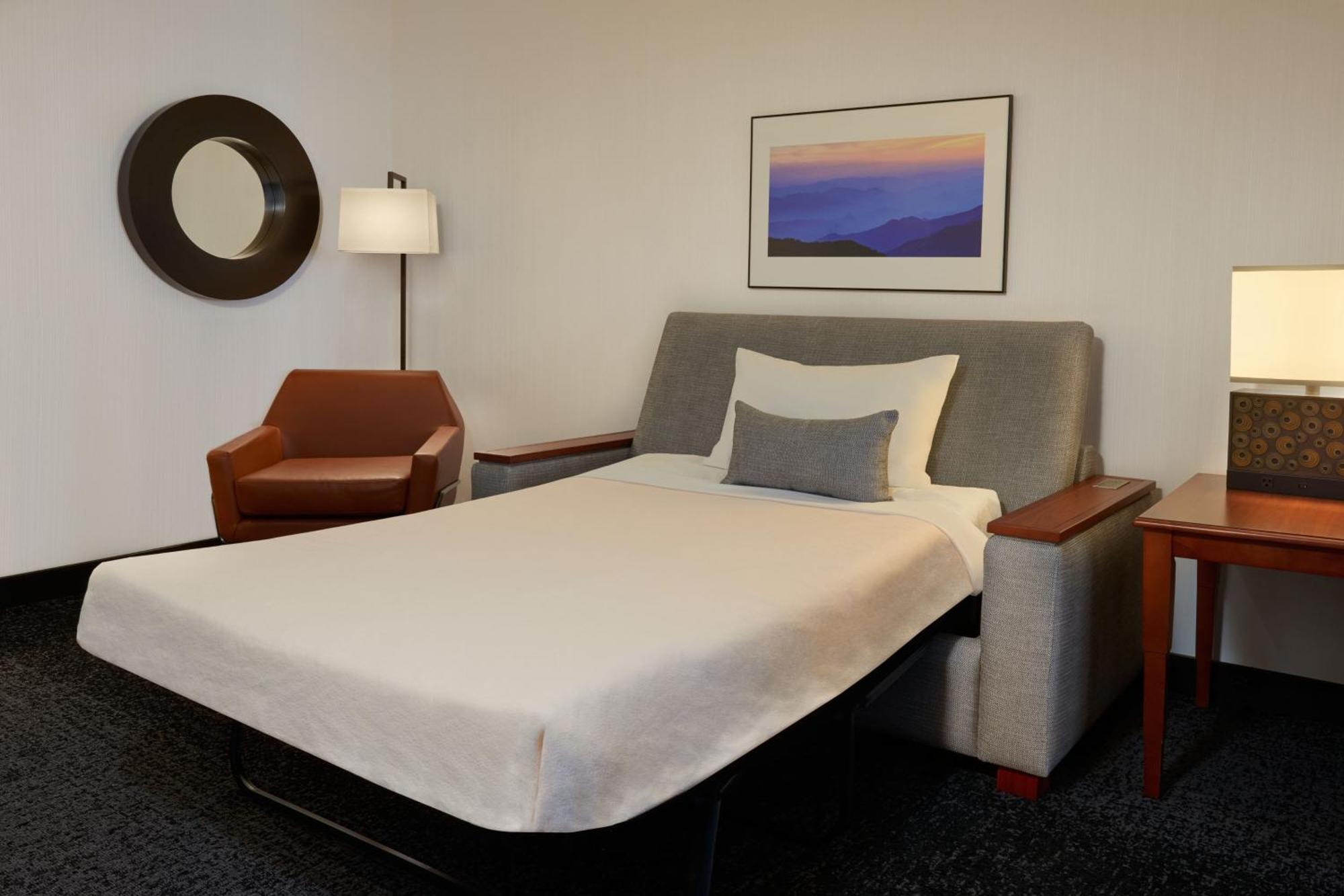 Courtyard By Marriott Calgary Airport Hotel Exterior photo