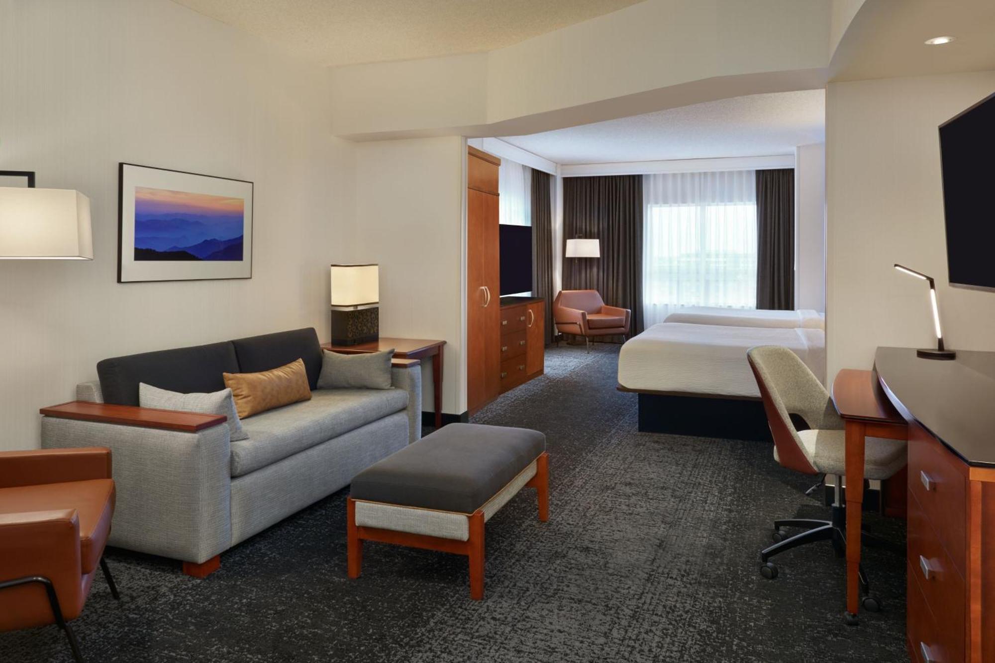 Courtyard By Marriott Calgary Airport Hotel Exterior photo