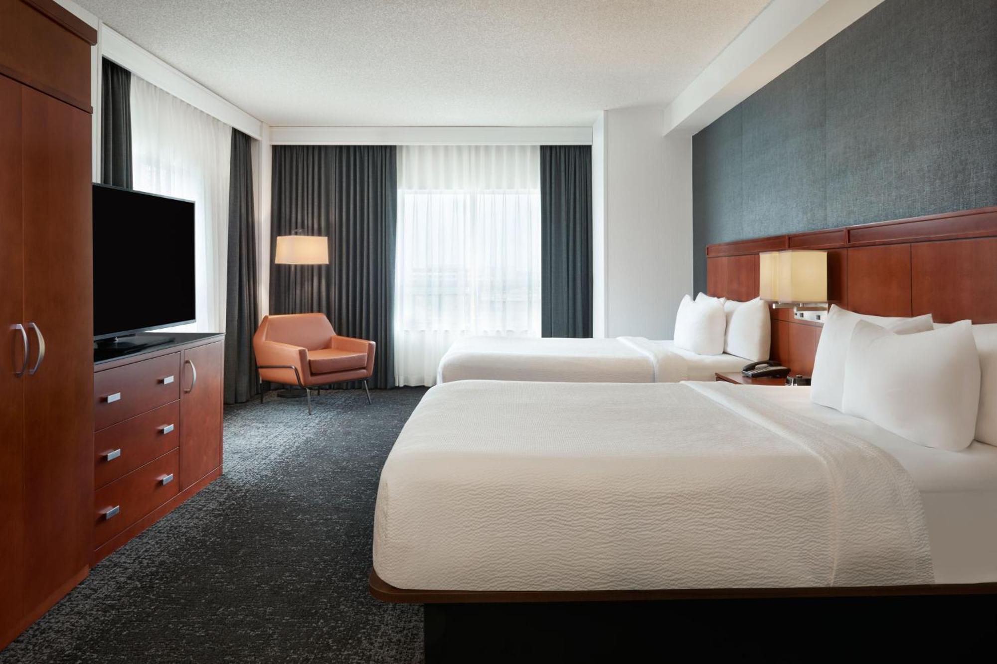 Courtyard By Marriott Calgary Airport Hotel Exterior photo