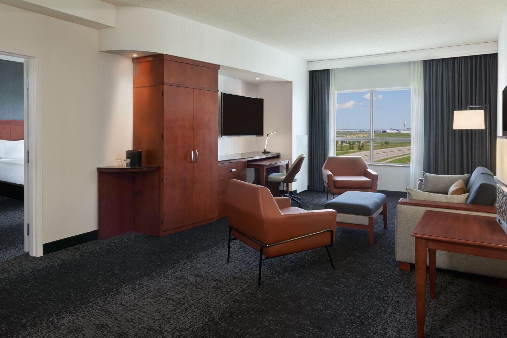 Courtyard By Marriott Calgary Airport Hotel Exterior photo