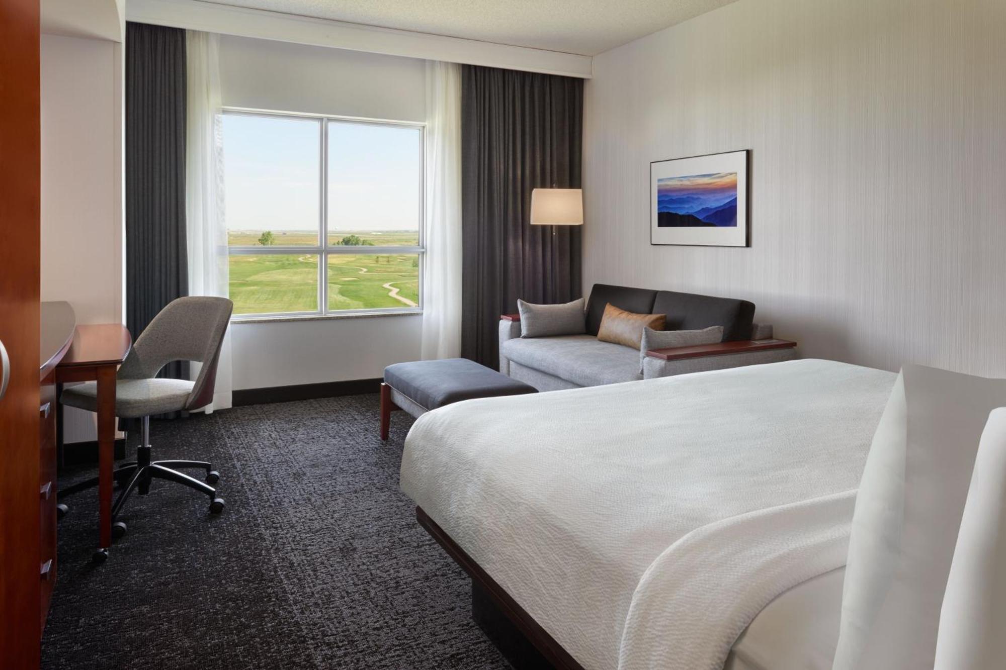 Courtyard By Marriott Calgary Airport Hotel Exterior photo