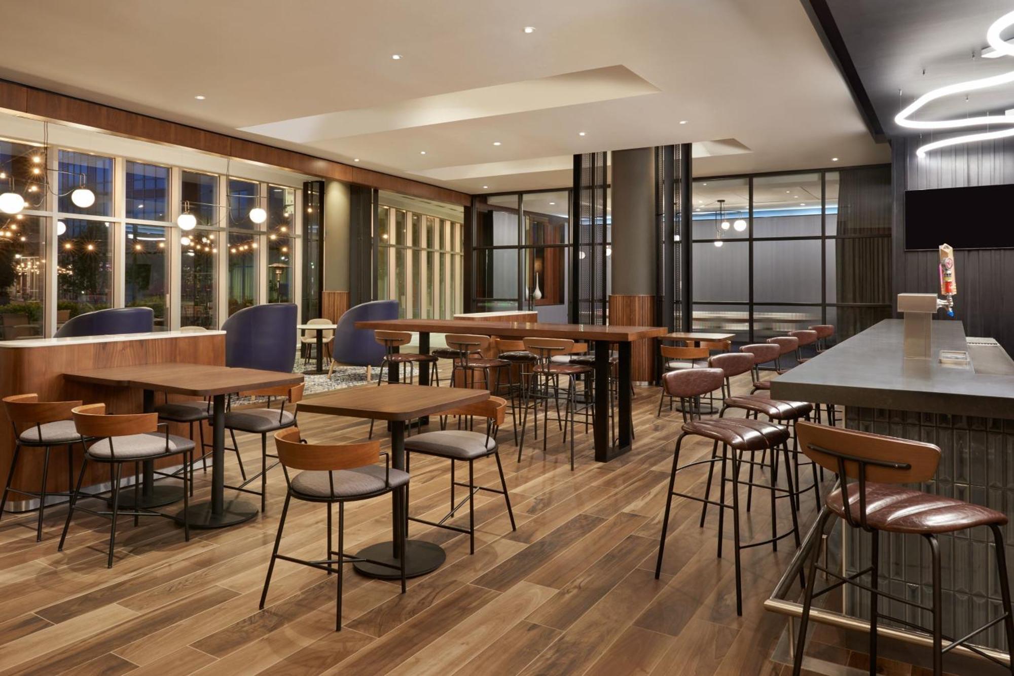 Courtyard By Marriott Calgary Airport Hotel Exterior photo
