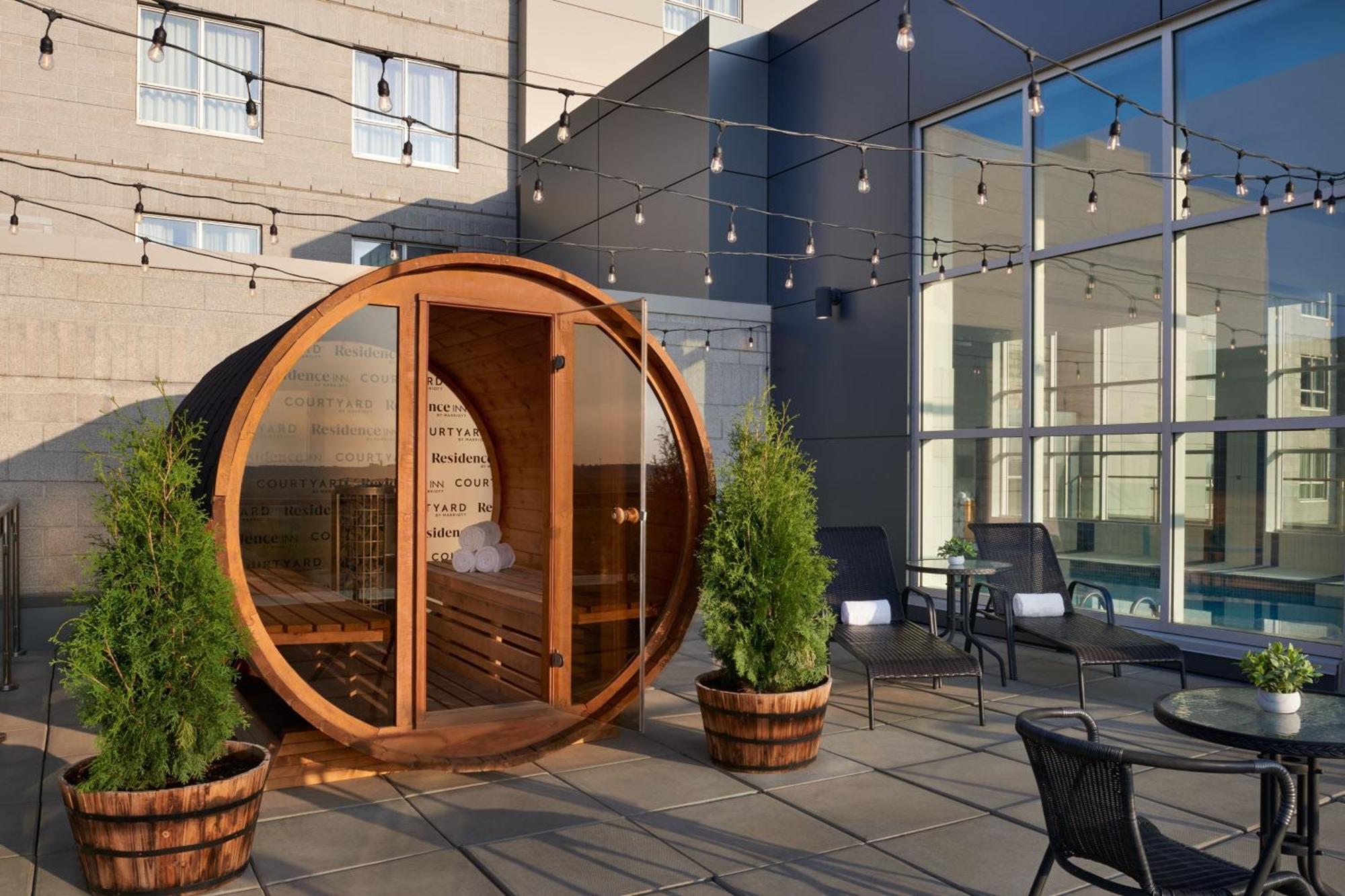Courtyard By Marriott Calgary Airport Hotel Exterior photo