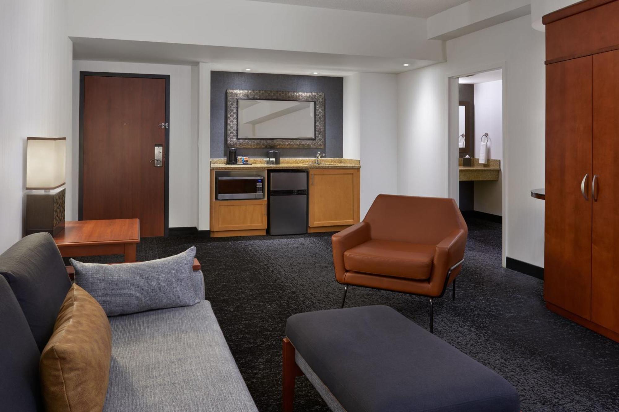 Courtyard By Marriott Calgary Airport Hotel Exterior photo