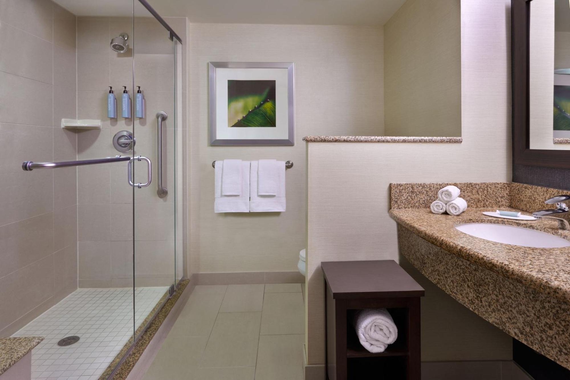 Courtyard By Marriott Calgary Airport Hotel Exterior photo