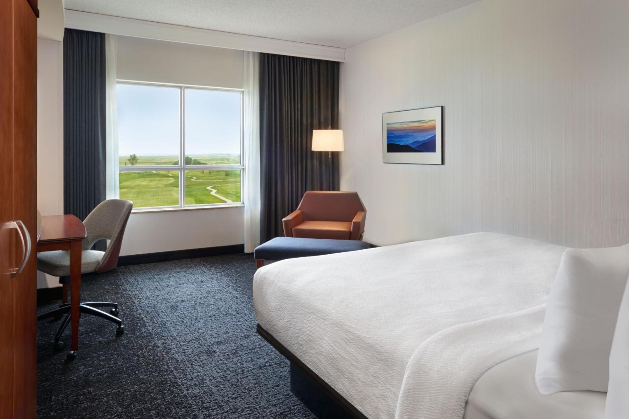 Courtyard By Marriott Calgary Airport Hotel Exterior photo