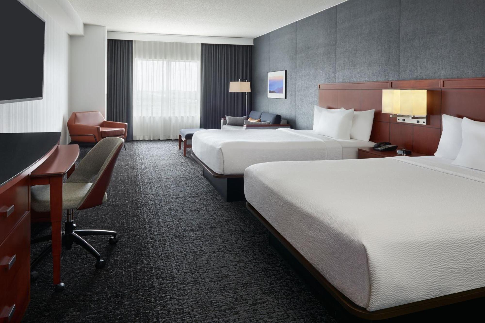 Courtyard By Marriott Calgary Airport Hotel Exterior photo