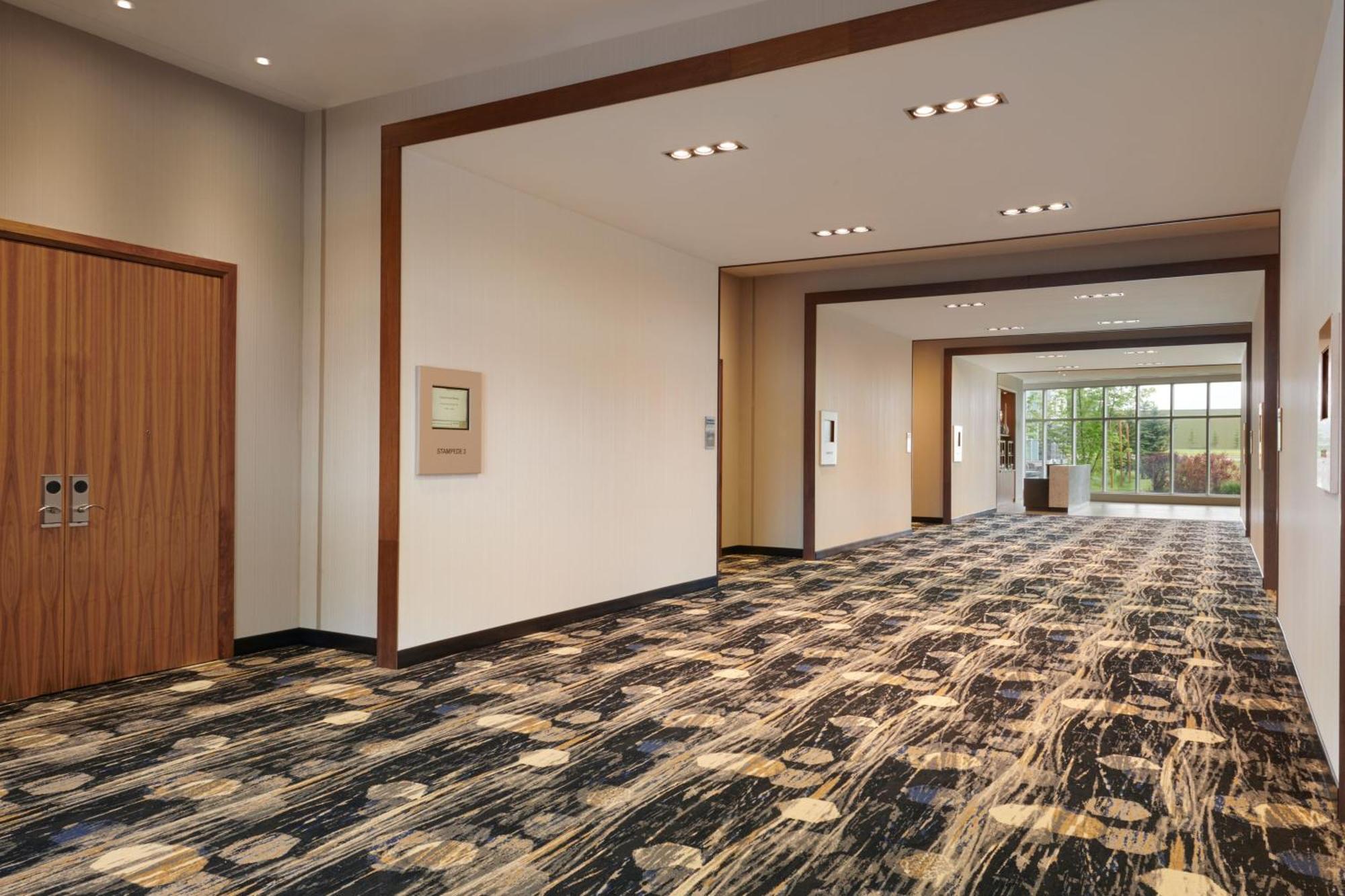 Courtyard By Marriott Calgary Airport Hotel Exterior photo