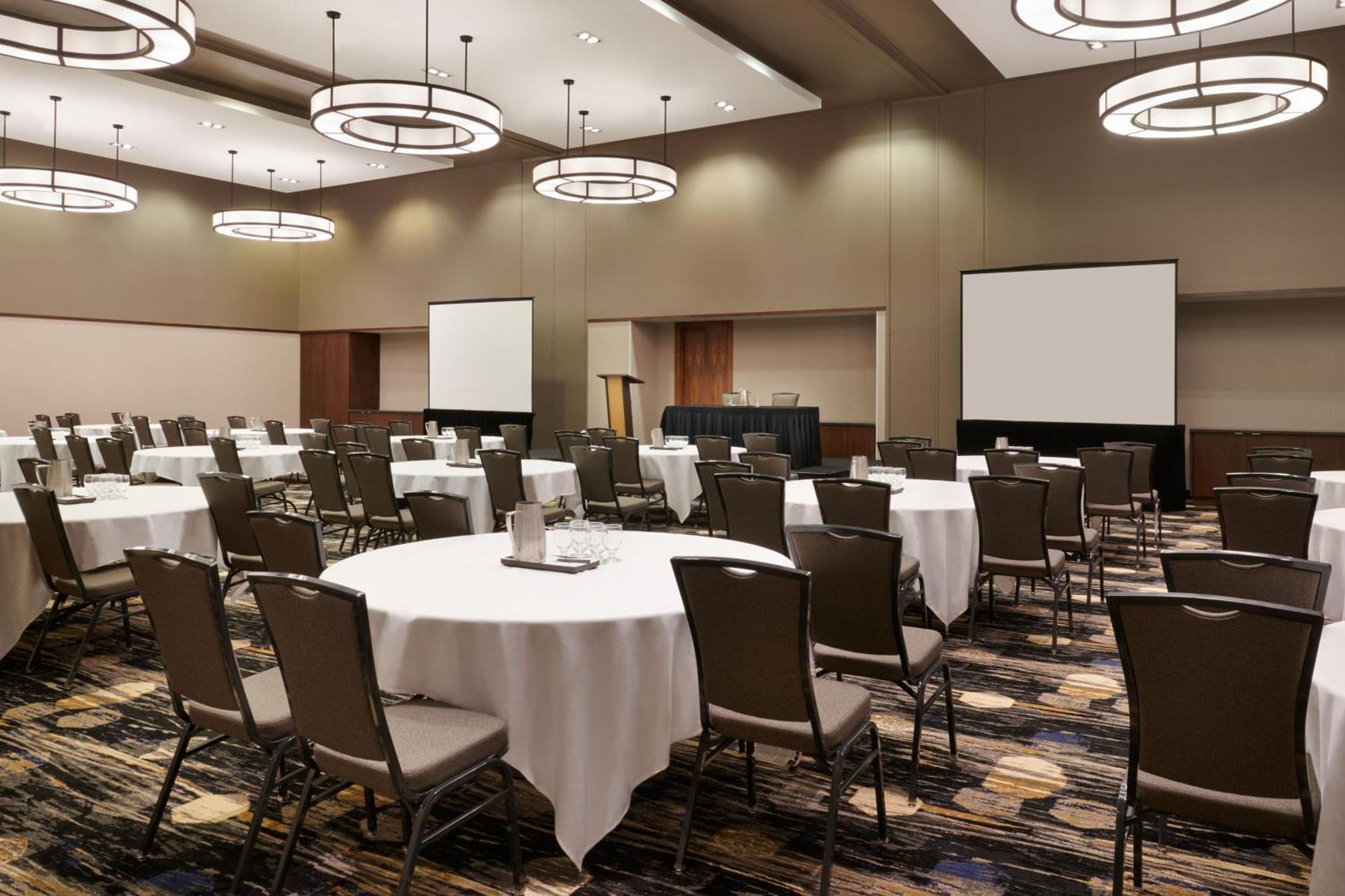 Courtyard By Marriott Calgary Airport Hotel Exterior photo