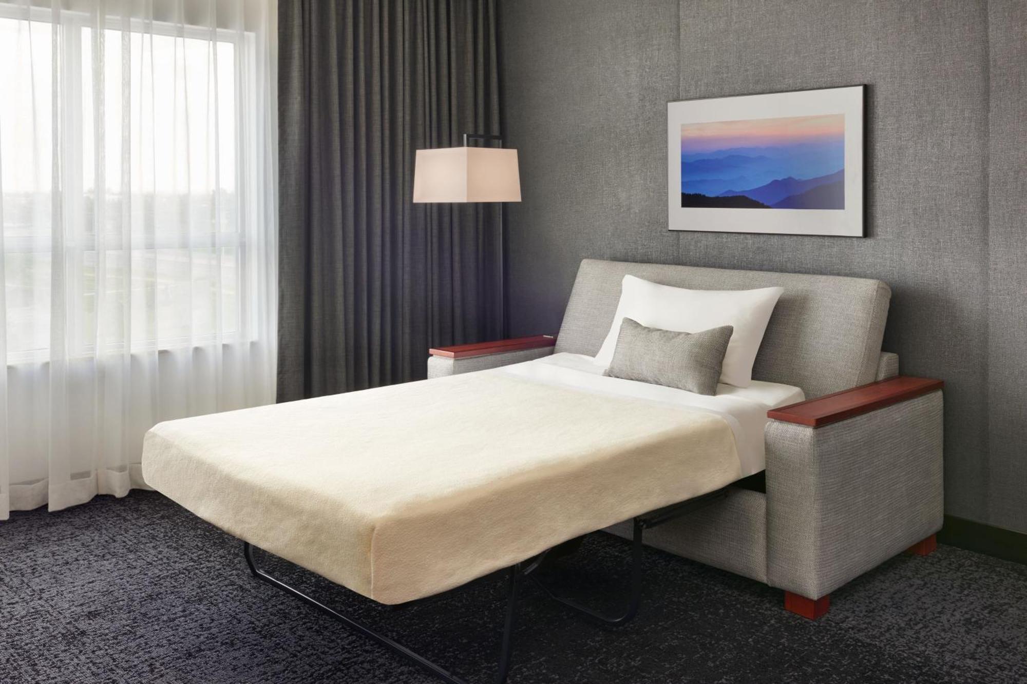 Courtyard By Marriott Calgary Airport Hotel Exterior photo