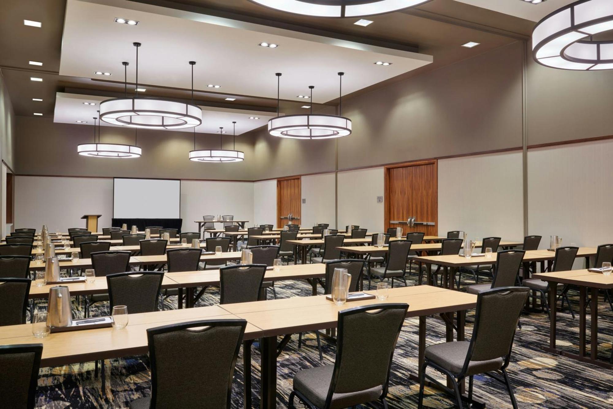 Courtyard By Marriott Calgary Airport Hotel Exterior photo