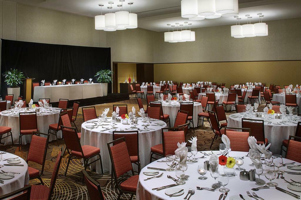 Courtyard By Marriott Calgary Airport Hotel Exterior photo